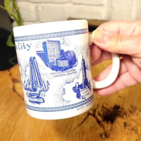 Vintage New York City Landmark Mug with Twin Towers - Picture 4 of 6